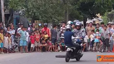 Citizen6, Sidrap: Aksi tersebut sangat berbahaya dan di lakukan oleh orang yang sudah berpengalaman di saksikan ratusan warga yang ada di Kelurahan Lautang Benteng, Kecamatan Maritenggae, Kabupaten Sidrap, Jumat (27/1). (Pengirim: Abdi Mantaring)