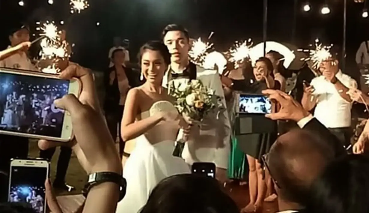 Bertepatan dengan Hari Pahlawan, Stefan William dan Celine Evangelista meresmikan hubungannya. Hari itu dipilih lantaran, perjuangan cinta mereka penuh tantangan. (Instagram/agungbentuk)