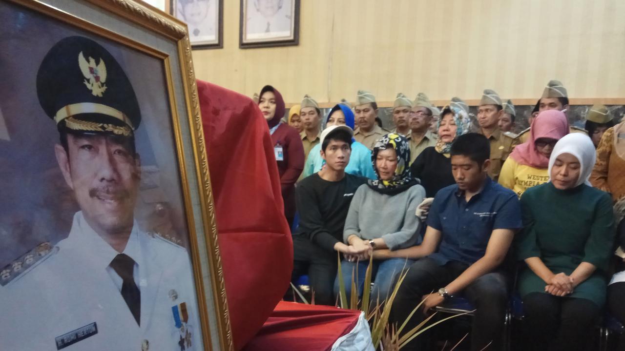 Kedua anak Romi Herton memegang tangan Masyito saat penghormatan terakhir di Balai Kota Palembang (Liputan6.com / Nefri Inge)