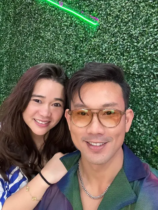 "Gajinya sebenarnya Rp10 juta, cuma kalau dipikir-pikir ya aku butuhnya cuma Rp4,5 juta," lanjutnya. [Instagram/sumargodenny]