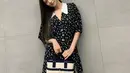 Jisoo BLACKPINK juga sering membagikan foto dirinya mengenakan busana bersiluet feminin. Entah itu dress dengan ruffles atau motif bunga kecil-kecil. Bisa jadi inspirasi tampil lebih feminin, namun tetap terlihat elegan. Foto: Instagram.