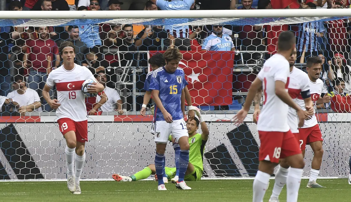 Selebrasi striker Timnas Turki, Bertug Yildirim (kiri) setelah mencetak gol kedua timnya ke gawang Timnas Jepang pada laga persahabatan FIFA Matchday di Luminus Arena, Genk, Belgia, Selasa (12/9/2023) malam WIB. (AP Photo/Frederic Sierakowski)