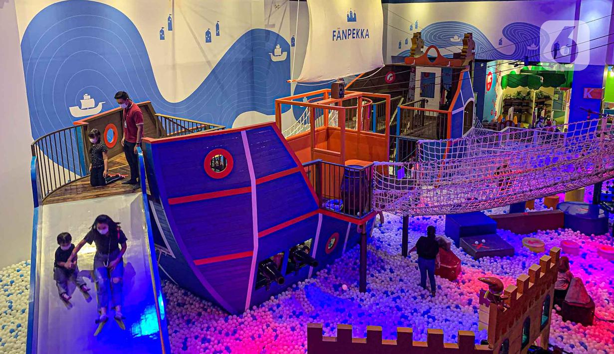<p>Sejumlah anak bermain wahana permainan playground indoor di pusat perbelanjaan, Jakarta, Rabu (4/5/2022). Hari ketiga Lebaran, wahana permainan anak di mall diserbu karena menjadi alternatif bagi anak menghabiskan waktu yang tidak hanya bisa bermain namun juga sekaligus belajar dengan cara menyenangkan. (Liputan6.com/Faizal Fanani)</p>