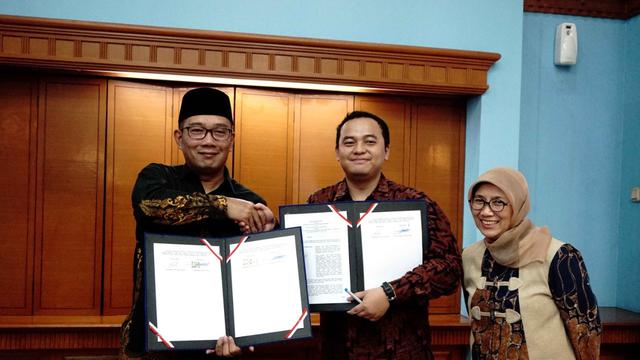 Penandatanganan kesepakatan bersama antara Pemerintah Daerah Provinsi Jawa Barat dengan Yayasan Infra Digital Nusantara tentang program CSR HUB