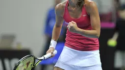 Martina Hingis bermain di tunggal putri melawan petenis Polandia, Urszula Radwanska di Zielona Gora, Polandia. Minggu (19/4). (AFP PHOTO/PIOTR HAWALEJ)