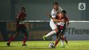 Pemain Persipura Jayapura, Todd Rivaldo Albert Ferre (kanan) berebut bola dengan pemain Persija Jakarta, Marco Motta dalam pertandingan BRI Liga 1 2021/2022 di Stadion Indomilk Arena, Kabupaten Tangerang, Minggu (19/9/2021). Persija Jakarta harus puas bermain tanpa gol. (Bola.com/Ikhwan Yanuar)