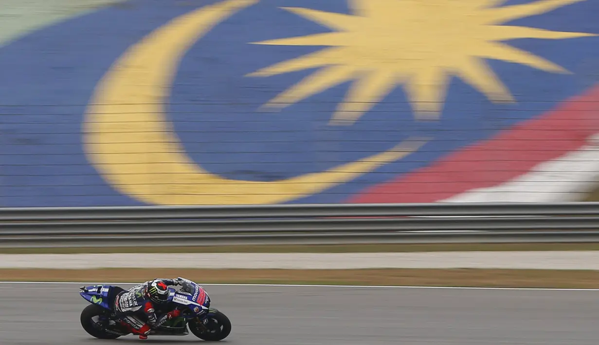 Pembalap Yamaha Jorge Lorenzo saat melakukan sesi latihan bebas  di Sirkuit Internasional Sepang, Malaysia, Sabtu  (24/10/2015).   Lorenzo menegaskan ia merasa tidak tertekan jelang bergulirnya MotoGP Malaysia. (REUTERS/Olivia Harris)