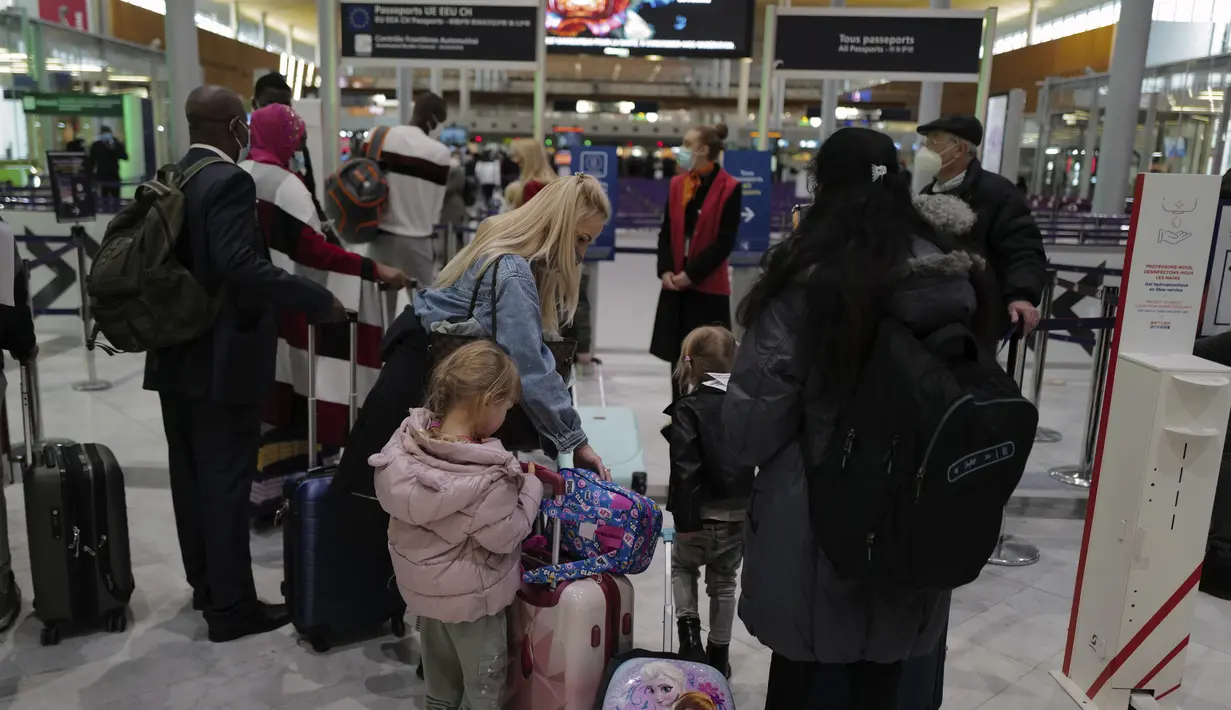 Penumpang melakukan check in di Bandara Charles de Gaulle Paris di Roissy, Paris, Senin (1/2/2021). Selain "alasan luar biasa", semua perjalanan penting dari luar Uni Eropa telah dilarang di Prancis dan persyaratan tes Covid-19 bagi pelancong dari negara UE juga diperketat. (AP Photo/Francois Mori)