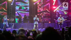 Aksi panggung grup band RAN yang beranggotakan Rayi, Asta, dan Nino dalam konser “The Sweet Seventeen Show” di Basket Hall Senayan, Jakarta, Rabu (20/12/2023). Konser tersebut sekaligus merayakan ulang tahun ke-17 serta semangat dan konsep baru. (Liputan6.com/Faizal Fanani)