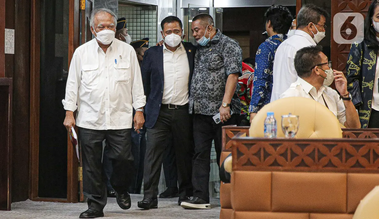 Menteri Pekerjaan Umum dan Perumahan Rakyat (PUPR) Basuki Hadimuljono saat tiba untuk mengikuti rapat kerja bersama Komisi V DPR RI di Kompleks Parlemen, Senayan, Jakarta, Selasa (17/1/2023). Rapat tersebut membahas tentang pembahasan program-program Kementerian PUPR tahun 2023 dan evaluasi pelaksanaan anggaran tahun 2022. (Liputan6.com/Faizal Fanani)