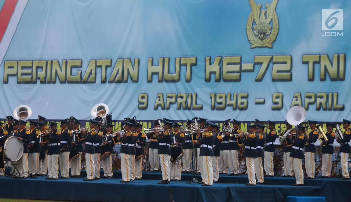 Grup Marching Band Prajurit TNI AU saat mengikuti upacara Peringatan HUT ke-72 TNI AU di Lanud Halim Perdanakusuma, Jakarta, Senin (9/4). (Merdeka.com/Imam Buhori)