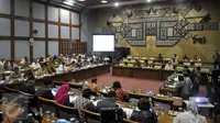 Suasana rapat kerja antara Menkes Nila Moeloek dengan Komisi IX di Gedung DPR RI, Senayan, Jakarta, Kamis (14/7). Menkes Nila membeberkan 14 rumah sakit yang menerima distribusi vaksin palsu, 13 diantaranya berlokasi di Bekasi. (Liputan6.com/JohanTallo)
