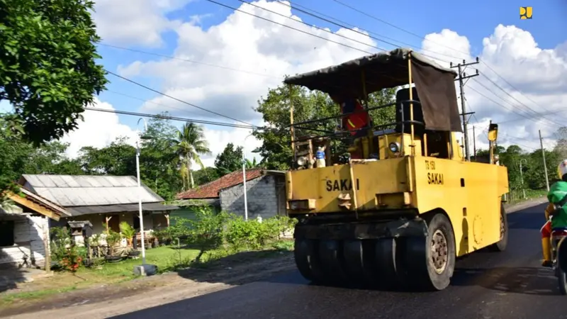 Kementerian PUPR melakukan pemeliharaan jalan di Lintas Timur Sumatera di Lampung.