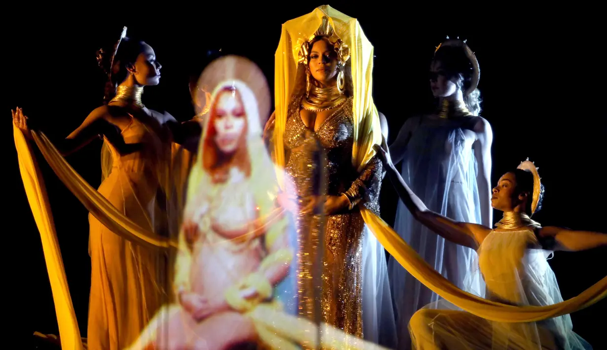 Penyanyi Beyonce menyuguhkan penampilan menarik di panggung Grammy Awards 2017 di Los Angeles, Minggu (12/2). Penampilan Beyonce terlihat semakin menarik dengan efek tiga dimensi yang menggambarkan dirinya bak ratu. (Photo by Matt Sayles/Invision/AP)
