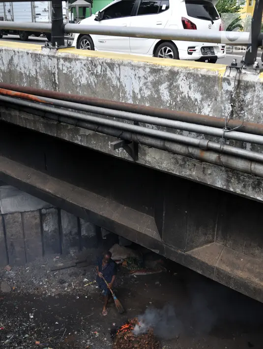 Warga membuat arang di kolong jembatan, Jakarta, Kamis (14/2). Kolong jembatan yang berada di kawasan Jakarta Timur tersebut digunakan oleh warga setempat untuk menernak hewan dan membuat arang akibat kurangnya lahan. (Merdeka.com/Iqbal S. Nugroho)