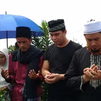 Billy Syahputra bersama keluarga dan anak-anak yatim berziarah ke makam Olga Syahputra jelang puasa Ramadan. (Nuzulur Rakhmah/KapanLagi.com)