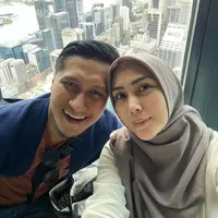 Wabah pandemi Covid-19 masih terus mengintai di sebagian besar negara, termasuk Indonesia. Hal tersebut membuat banyak orang merindukan liburan, termasuk keluarga Fenita Arie dan Arie Untung. (Instagram/fenitarie)