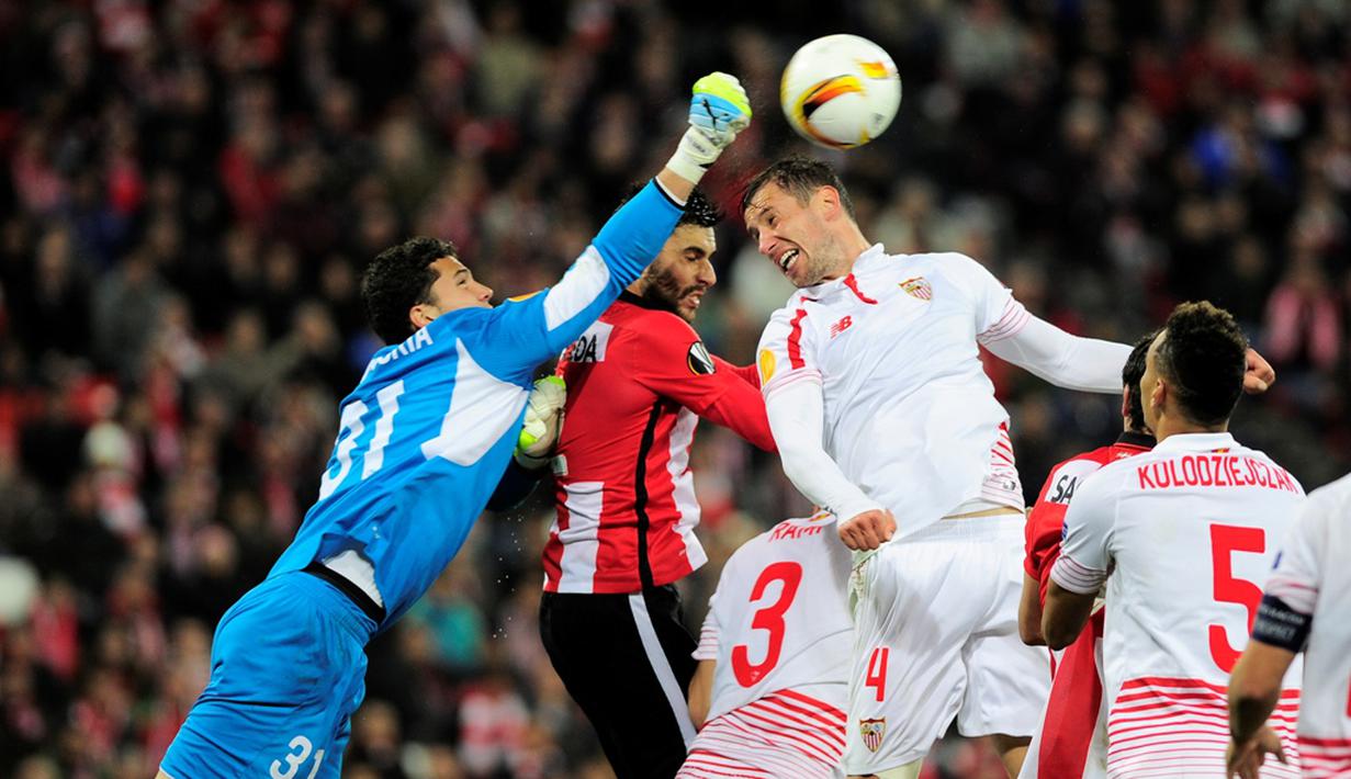 Kiper Sevilla, David Soria, menghalau bola serangan pemain Athletic Bilbao pada laga leg pertama perempat final Liga Europa di Stadion San Mames, Bilbao, Jumat (8/4/2016) dini hari WIB. (AFP/Ander Gillenea)
