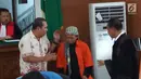 Korban ledakan bom di Jalan MH Thamrin pada Januari 2016, Ipda Denny Mahieu menyapa terdakwa Aman Abdurrahman di PN Jakarta Selatan, Jumat (23/2). Aman didakwa menggerakkan orang melakukan berbagai aksi terorisme. (Liputan6.com/Ady Anugrahadi)