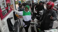 Petugas bersiap mengisi BBM Pertalite ke kendaraan pelanggan di SPBU Antasari, Bandar Lampung, Selasa (6/10/2015). Pertamina kembali melakukan uji pasar Bahan Bakar Minyak (BBM) jenis pertalite di lima Provinsi di Sumbagsel. (Liputan6.com/Angga Yuniar)