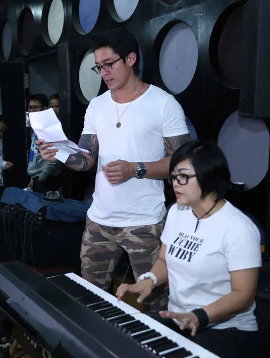 "Kindly vote me for Sctv awards 2016 best actor category .Ketik sa1 Miller khan kirim ke 97288 (via sms) and #sa1 Miller khan @sctv_ (via twitter) . Thanks a bunch #sctvawards2016 #sinetron #soapopera #jakarta," tulis Miller. (Nurwahyunan/Bintang.com)