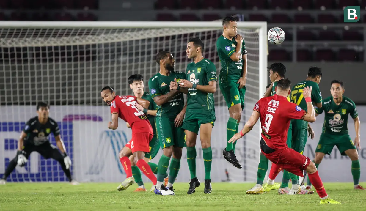 Ancaman Persija tidak berhenti karena mendapat peluang penting di menit ke-40 lewat tendangan bebas. Marko Simic yang menjadi eksekutor mampu mengarahkan bola ke gawang dengan sepakan kerasnya, lagi-lagi Andhika masih mampu mengamankannya. (Bola.com/Bagaskara Lazuardi)
