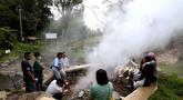 Pengunjung menikmati suasana Kawah Kamojang di Kabupaten Garut, Jawa Barat. (Kapanlagi.com/Budy Santoso)