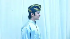 Setelah sukses membintangi beberapa sinetron, Angga Yunanda kini banyak memiliki penggemar. Tak hanya tampan saat gunakan outfit casual, Angga juga sukses membuat penggemarnya meleleh ketika menggunakan baju adat. (Sumber: IG/@anggayunandareal16)