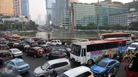 Kendaraan terjebak macet jelang jam berbuka puasa di Bundaran Hotel Indonesia, Jakarta, Senin (6/6).Kemacetan juga dikarenakan sejumlah perkantoran di Jakarta memulangkan karyawannya lebih awal. (Liputan6.com/Johan Tallo)