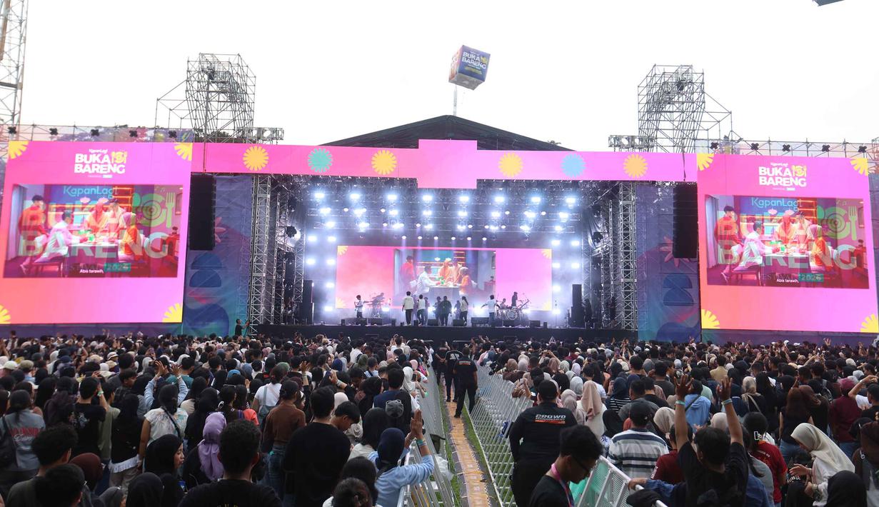 Festival Ramadan terbesar persembahan KapanLagi Youniverse (KLY) ini digelar di Stadion Madya, Kompleks Gelora Bung Karno, Senayan, Jakarta, dengan antusiasme penonton yang luar biasa. Tampak dalam foto, antusias penonton menyaksikan grup band Wali yang saat tampil pada hari kedua gelaran KapanLagi Buka Bareng (KLBB) Festival 2026 di Stadion Madya, Kompleks Gelora Bung Karno, Senayan, Jakarta, Minggu 1 Maret 2026. (Dok/Kapanlagi Youniverse)