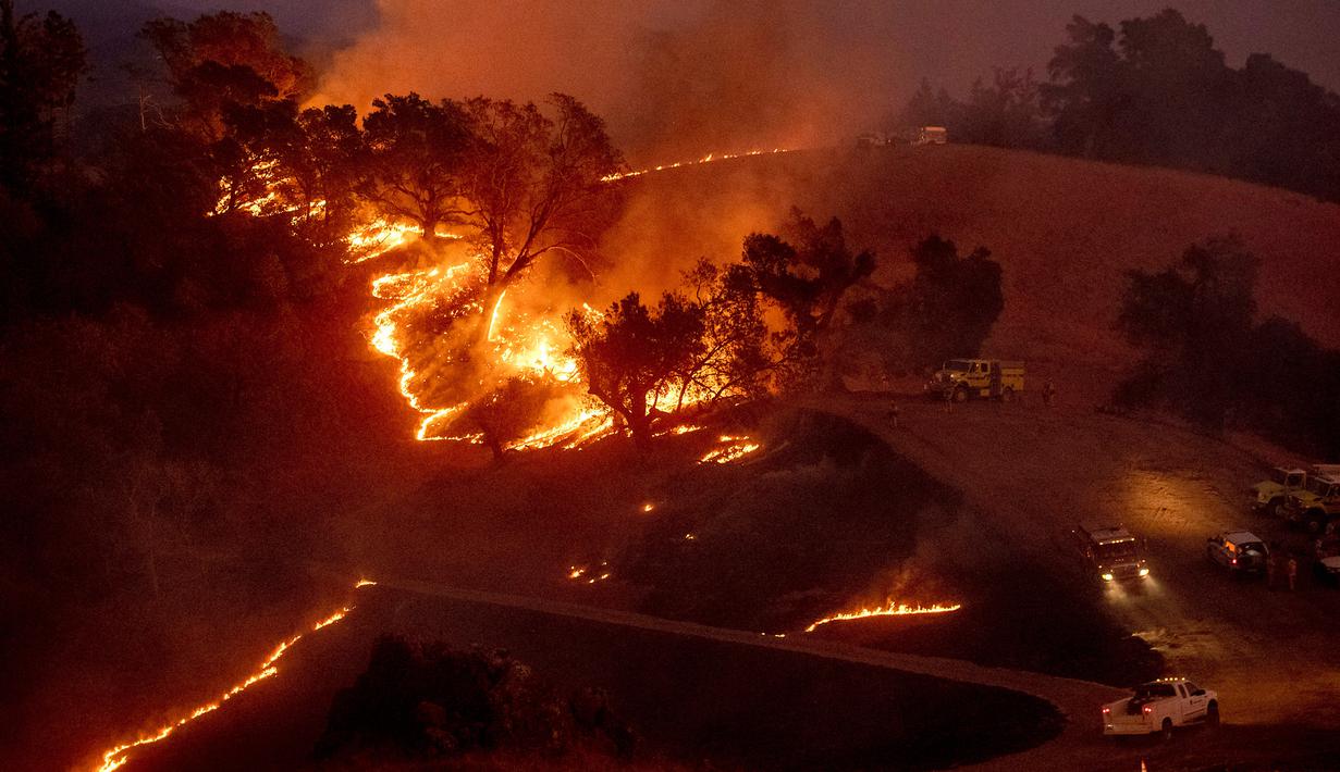 Foto Pemandangan Mengerikan Kebakaran Hutan Di California