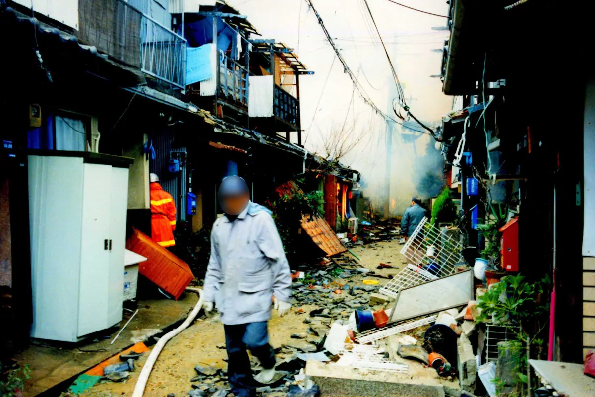 Selama 23 Tahun, Pria Minta Maaf Di Depan Abu Mendiang Istrinya