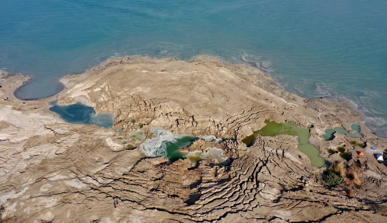 Lubang runtuhan (sinkhole) terlihat di pesisir Laut Mati dekat pantai Ein Gedi  (28/11/2020). Saat Laut Mati menyusut dan permukaan airnya menurun, ratusan sinkhole menelan tanah tempat garis pantai sebelumnya berada. (Xinhua/Gil Cohen Magen)