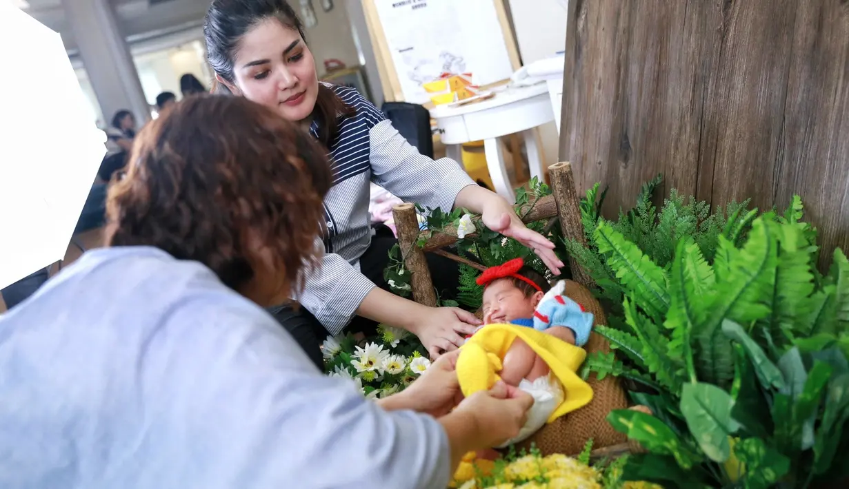 Belakangan ini sedang menjadi tren mendokumentasikan buah hatinya dengan melakukan photoshoot. Hal itu juga dilakukan oleh penyanyi Nindy Ayunda, yang belum lama ini melakukan sesi photoshoot baby born. (Adrian Putra/Bintang.com)