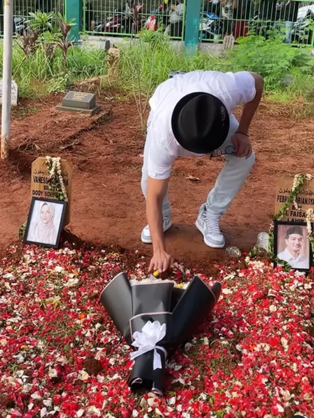 6 Momen Denny Sumargo Ziarah ke Makam Vanessa Angel, Kenang Chat Terakhir