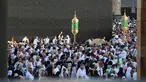 Para jemaah berdoa di depan Kabah di Masjidil Haram di kota suci Mekkah pada 21 Maret 2023. (AFP/Abdel Ghani)