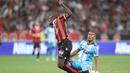 Pemain Nice, Mario Balotelli (kiri) dihadang pemain Olympique de Marseille, illiam Jacques Vainqueur pada lanjutan Ligue 1 Prancis di "Allianz Riviera" stadium, (12/9/2016) dini hari WIB. Nice menang 3-2. (AFP/ Valery Hache)