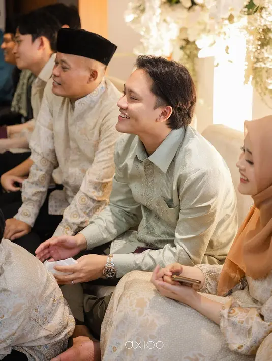 Lewat akun Instagram pribadinya, Rizky pun membagikan momen acara pengajiannya yang diabadikan fotografer Axioo.  [@axioo]