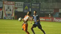 Pemain sayap Arema Cronus, Dendi Santoso berebut bola dengan pemain Pusamania Borneo FC pada laga terakhir babak 8 besar Grup E di Stadion Maguwoharjo, Sleman, Selasa (22/12/2015). Arema menang adu penalti 2-2 (5-4)di laga ini. (Bola.com/Romi Syahputra)