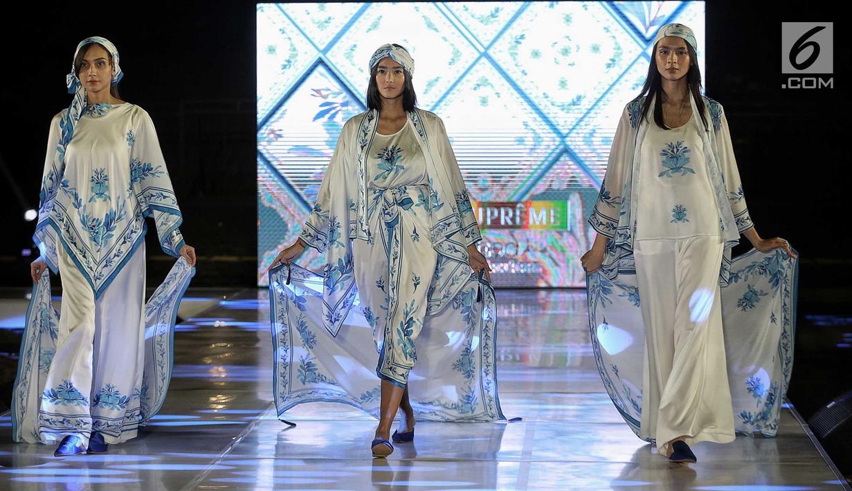 Model membawakan koleksi desainer Ghea Panggabean dalam acara budaya perempuan Supreme Indonesia di Silang Monas, Jakarta, Selasa (31/7). Koleksi Ghea ditampilkan dengan tema terinspirasi dari daun argan yang menjadi pohon. (Liputan6.com/Faizal Fanani)