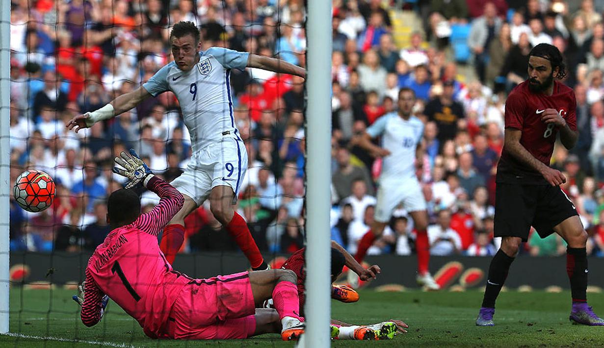 Proses terjadinya gol yang dicetak bomber Inggris, Jamie Vardy ke gawang Turki pada laga persahabatan. Gol ini menjadi penentuan kemenangan Inggris atas Turki dengan skor 2-1. (AFP/Scott Heppell)