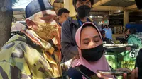 Orangtua korban kebakaran Lapas Kelas I Tangerang, Upi Hartati (44) dan Nursin (46) mendatangi RS Polri Kramat Jati, Jakarta Timur.
