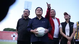 Ketua Umum PSSI, Erick Thohir mendapatkan penjelasan dari Bupati Gianyar I Made Agus Mahayastra (kanan) saat melakukan kunjungan ke Stadion Kapten I Wayan Dipta, Gianyar, Minggu (12/3/2023) dalam rangka meninjau kesiapan 6 venue Piala Dunia U-20 2023. (Bola.com/Alit Binawan)