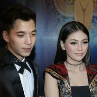 Enam bulan menjalin hubungan, pasangan Stefan William dan Celine Evangelista terlihat makin mesra. Begitu juga saat keduanya menghadiri acara malam puncak Panasonic Gobel Awards 2016. (Galih W. Satria/Bintang.com)