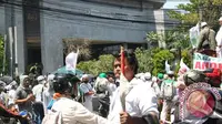 Massa FPI demo di Gedung DPRD DKI menolak Ahok jadi gubernur DKI. 