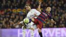 Bek Barcelona, Javier Mascherano, berebut bola dengan gelandang Real Madrid, Jese Rodriguez, pada laga La Liga Spanyol di Stadion Camp Nou, Barcelona, Minggu (3/4/2016) dini hari WIB. (AFP/Lluis Gene)