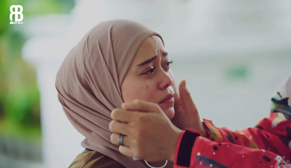 Mulai dari naik bajaj, cerita tentang kebahagiaan diri dan orang tua, Leslar banyak berbagi cerita kepada penonton. (YouTube Rizky Billar)