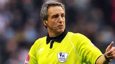 Aksi wasit Alan Wiley saat memimpin laga EPL antara Wigan Athletic dan Manchester City di DW Stadium, Wigan, 18 Oktober 2009. AFP PHOTO/PAUL ELLIS 