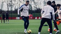 Pemain pinjaman baru Manchester United, Wout Weghorst menjalani latihan perdana bersama para penggawa Setan Merah di Carrington, Manchetser, Inggris pada Senin (16/01/2023) waktu setempat. Striker berkebangsaan Belanda tersebut dipinjam oleh MU dari Burnley untuk mengarungi sisa musim di Liga Inggris 2022/2023. (Twitter/@ManUtd)
