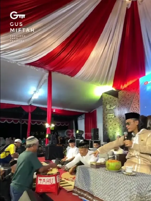 Gus Miftah unggah video borong dagangan pedagang kecil (credit: instagram/gusmiftah;tiktok/gusmiftahofficial)